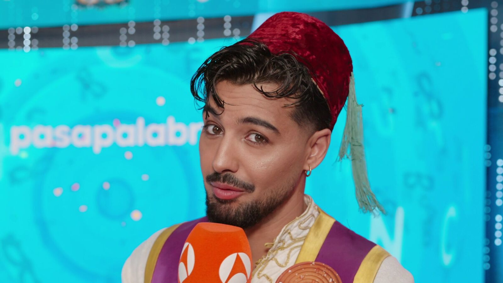 Así se vive Carnaval en Pasapalabra: descubre los disfraces de Roberto Leal y los invitados