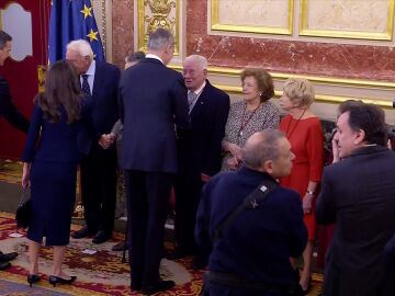 El saludo entre Pedro S&aacute;nchez y Felipe Gonz&aacute;lez en el Congreso