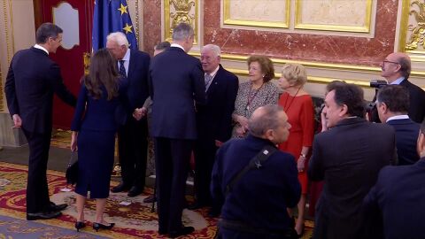 El saludo entre Pedro S&aacute;nchez y Felipe Gonz&aacute;lez en el Congreso