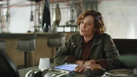 Sigourney Weaber en The Mandalorian and Grogu Sigourney Weaber en The Mandalorian and Grogu