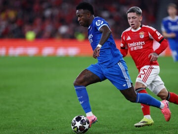 Vin&iacute;cius y Prestianni en el partido de Champions en Lisboa