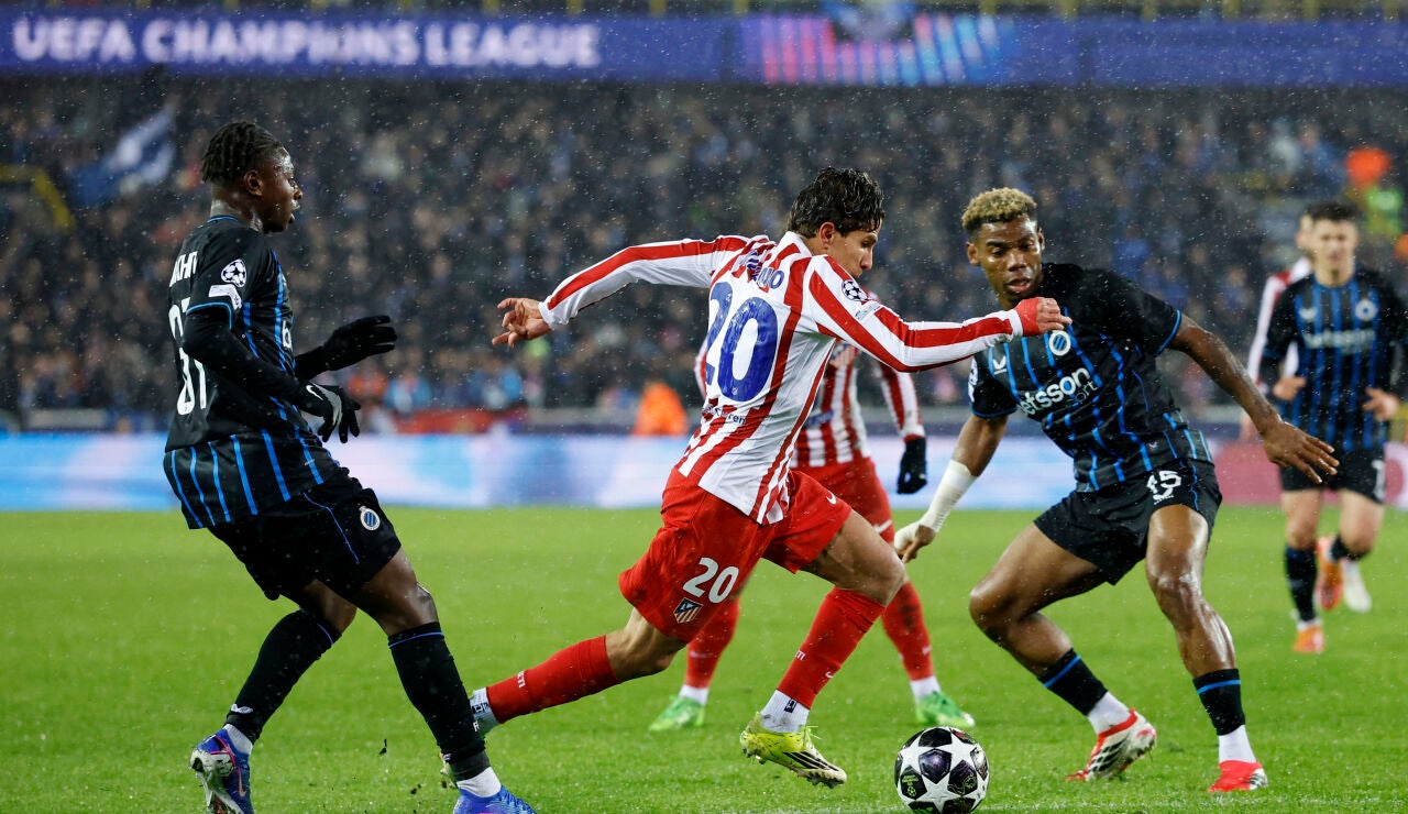 Giuliano Simeone en acci&oacute;n ante el Brujas