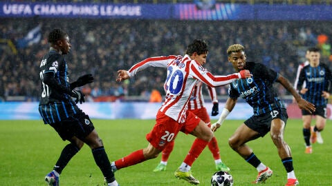 Giuliano Simeone en acci&oacute;n ante el Brujas