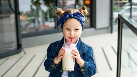 Niña bebiendo un batido Niña bebiendo un batido