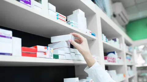 Estantería de una farmacia con medicamentos Estantería de una farmacia con medicamentos