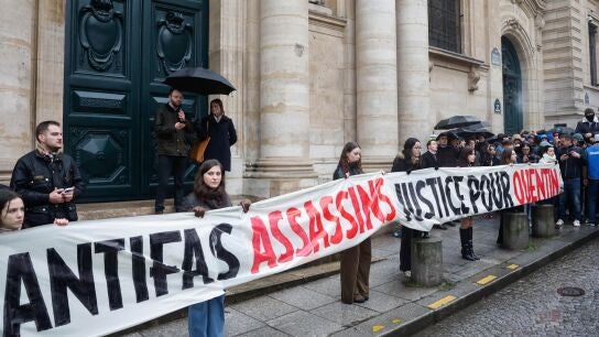 Personas sosteniendo un cartel que dice 'Asesinos de Antifa, justicia para Quentin'