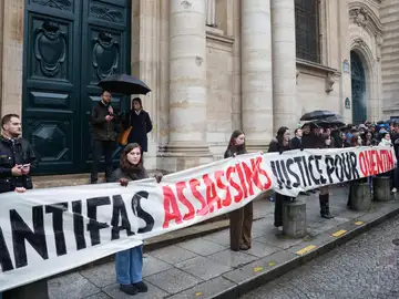Personas sosteniendo un cartel que dice 'Asesinos de Antifa, justicia para Quentin' Personas sosteniendo un cartel que dice 'Asesinos de Antifa, justicia para Quentin'