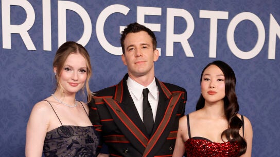 Luke Thompson (Benedict Bridgerton), Yerin Ha (Sophie Baek) y Hannah Dodd (Francesca Bridgerton)
