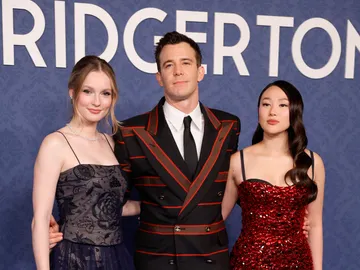 Luke Thompson (Benedict Bridgerton), Yerin Ha (Sophie Baek) y Hannah Dodd (Francesca Bridgerton) Luke Thompson (Benedict Bridgerton), Yerin Ha (Sophie Baek) y Hannah Dodd (Francesca Bridgerton)