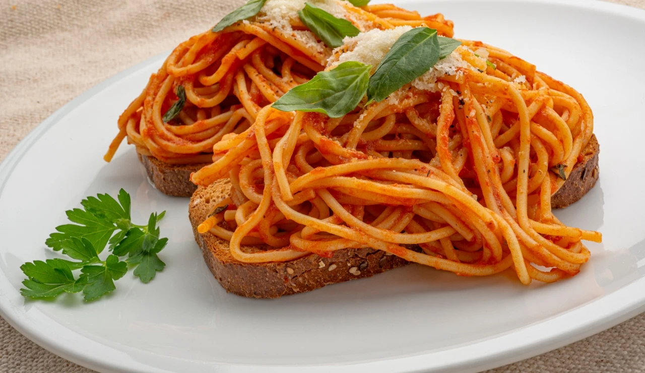 Arguiñano elabora la divertida tostada de la tía Marga: ¡con espaguetis! Una receta divertida, fácil y muy rica