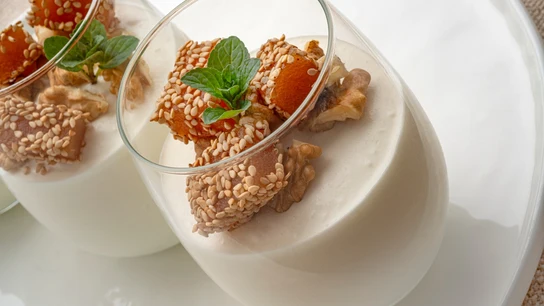Mousse de yogur y queso fresco con membrillo y nueces, de Arguiñano: "Un postre casero sencillo y riquísimo" Mousse de yogur y queso fresco con membrillo y nueces, de Arguiñano: "Un postre casero sencillo y riquísimo"