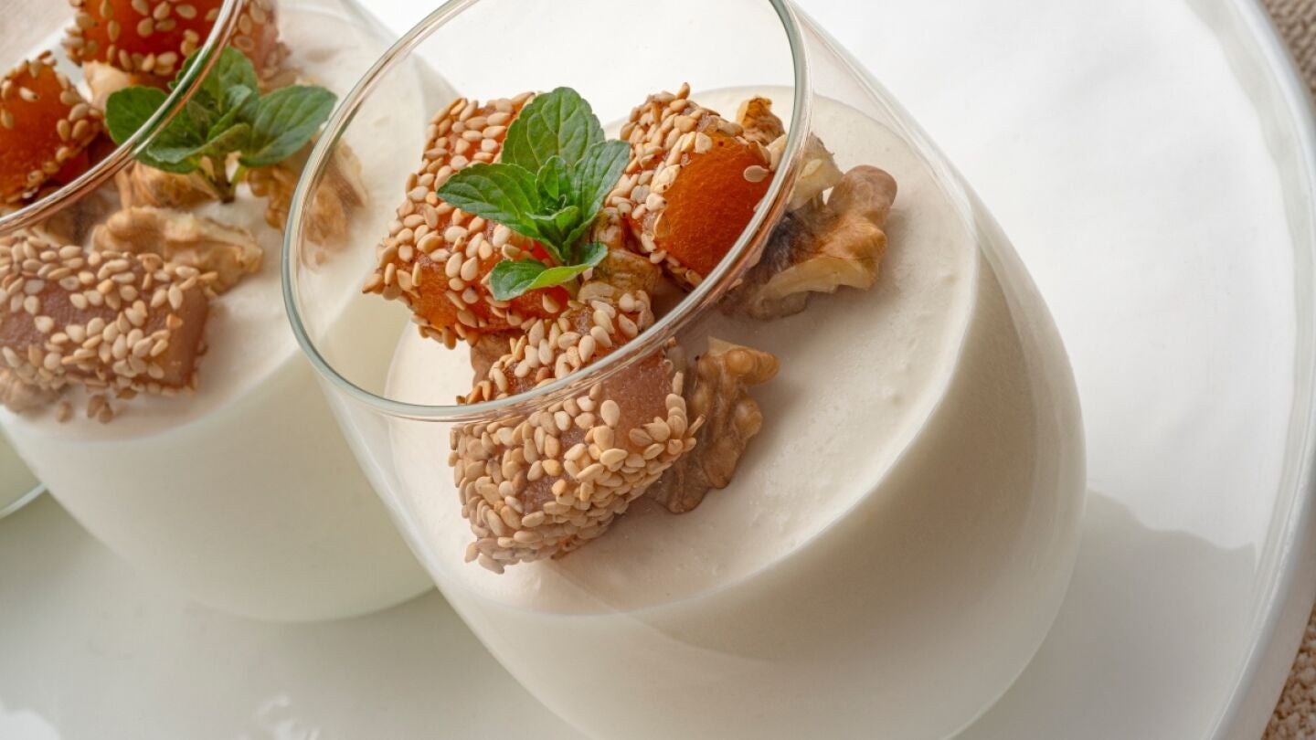 Mousse de yogur y queso fresco con membrillo y nueces, de Arguiñano: "Un postre casero sencillo y riquísimo"