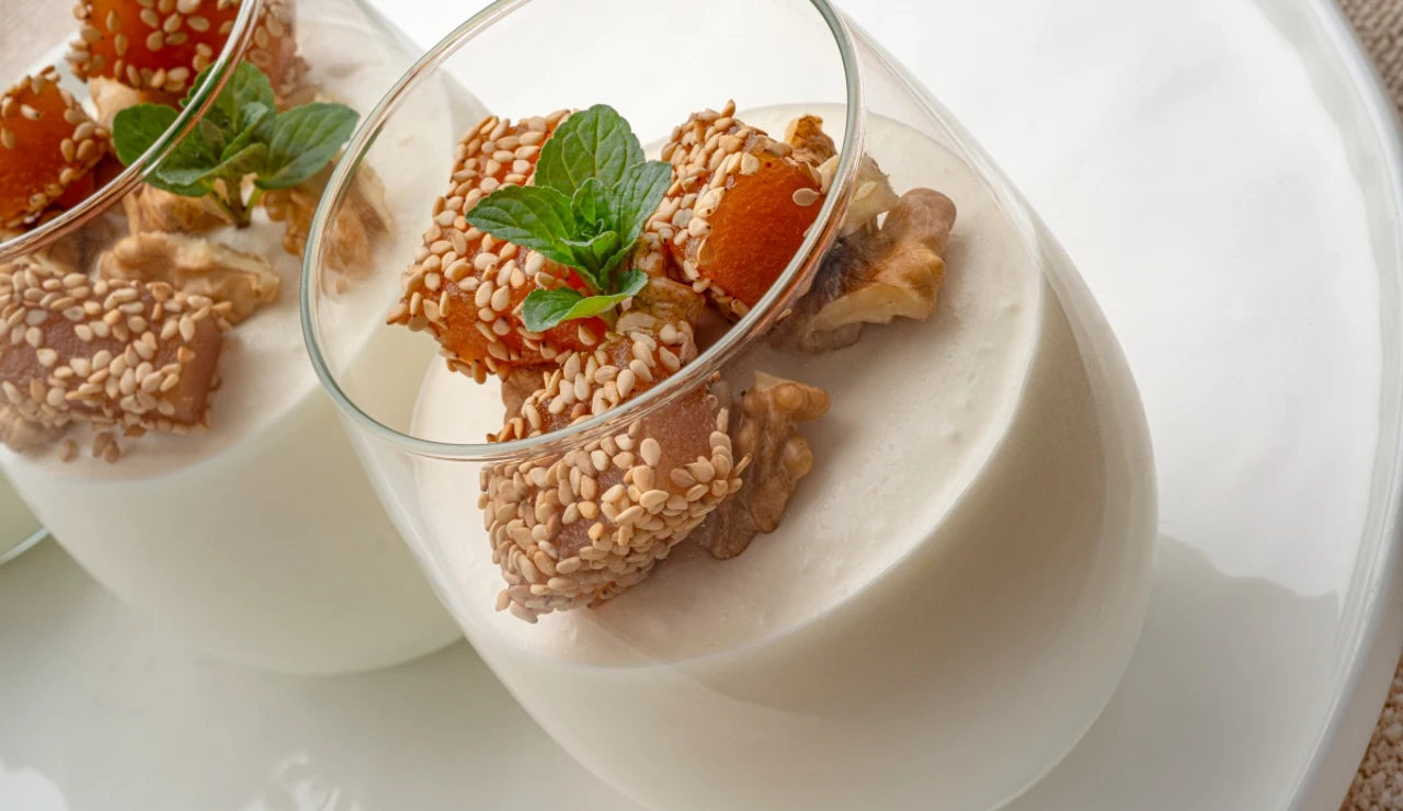 Mousse de yogur y queso fresco con membrillo y nueces, de Arguiñano: "Un postre casero sencillo y riquísimo"