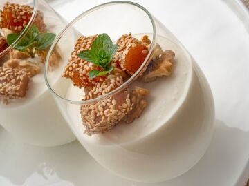 Mousse de yogur y queso fresco con membrillo y nueces, de Argui&ntilde;ano: "Un postre casero sencillo y riqu&iacute;simo"