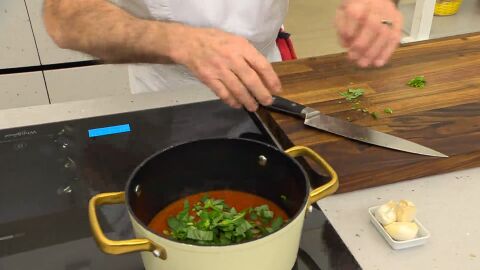 Incorpora la salsa de tomate aromatizada con la albahaca y mezcla bien