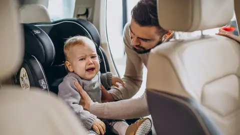 Niño pequeño en el coche Niño pequeño en el coche