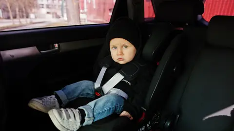 Niño pequeño en el coche Niño pequeño en el coche