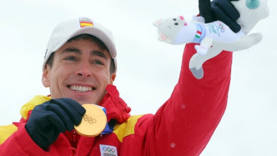 Oriol Cardona sonr&iacute;e con el oro colgado del cuello