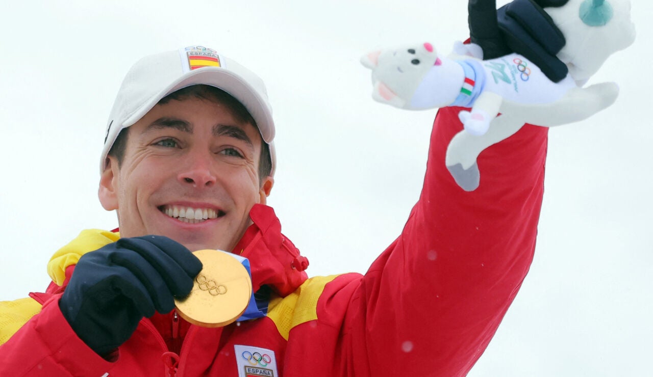 Oriol Cardona sonr&iacute;e con el oro colgado del cuello