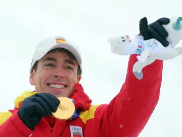 Oriol Cardona sonríe con el oro colgado del cuello Oriol Cardona sonríe con el oro colgado del cuello