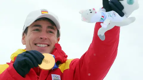 Oriol Cardona sonríe con el oro colgado del cuello Oriol Cardona sonríe con el oro colgado del cuello