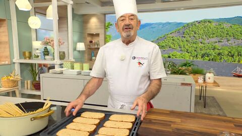 Pon las rebanadas de pan en la bandeja del horno