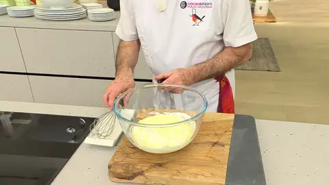 Añade el queso y bate con la batidora de varillas Añade el queso y bate con la batidora de varillas