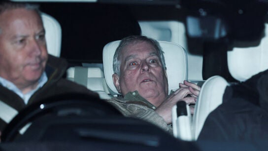 El expr&iacute;ncipe Andr&eacute;s abandonando la comisar&iacute;a de polic&iacute;a