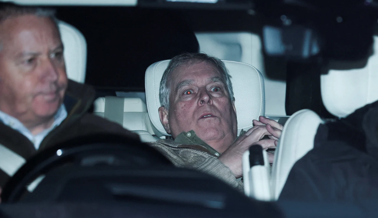 El expríncipe Andrés abandonando la comisaría de policía