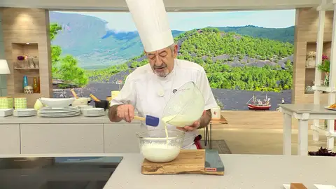 Añade la crema de yogur y queso poco a poco Añade la crema de yogur y queso poco a poco