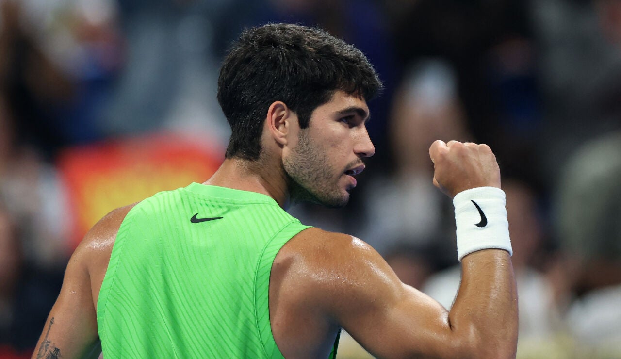 Carlos Alcaraz en el duelo ante Khachanov en Doha