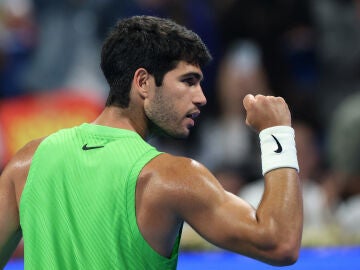 Carlos Alcaraz en el duelo ante Khachanov en Doha
