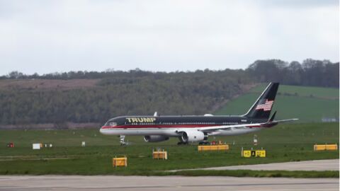El avi&oacute;n del presidente Donald Trump, en el Aeropuerto Internacional de Aberdeen, Gran Breta&ntilde;a, el 1 de mayo de 2023.
