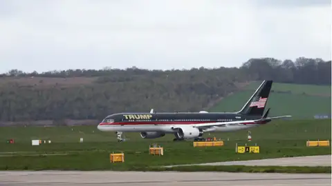 El avión del presidente Donald Trump, en el Aeropuerto Internacional de Aberdeen, Gran Bretaña, el 1 de mayo de 2023. El avión del presidente Donald Trump, en el Aeropuerto Internacional de Aberdeen, Gran Bretaña, el 1 de mayo de 2023.