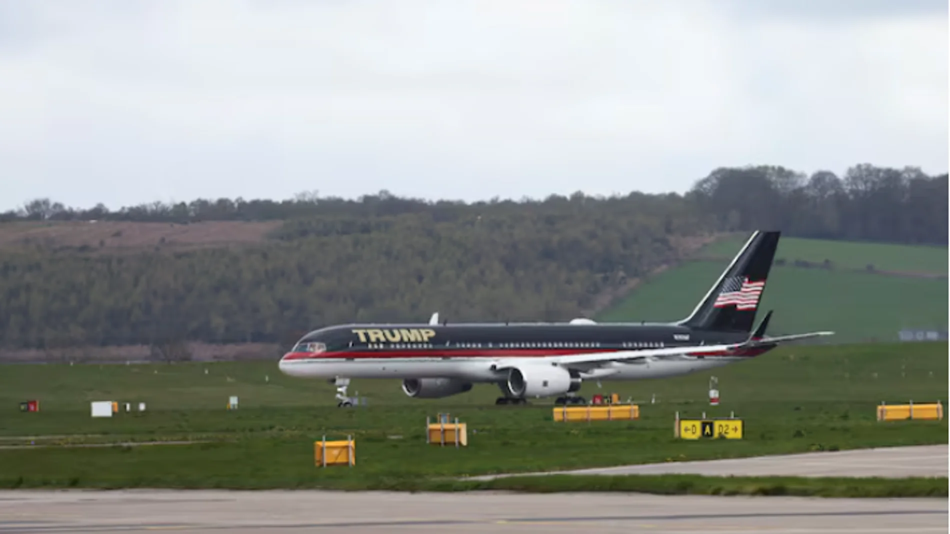El avión del presidente Donald Trump, en el Aeropuerto Internacional de Aberdeen, Gran Bretaña, el 1 de mayo de 2023. El avión del presidente Donald Trump, en el Aeropuerto Internacional de Aberdeen, Gran Bretaña, el 1 de mayo de 2023.