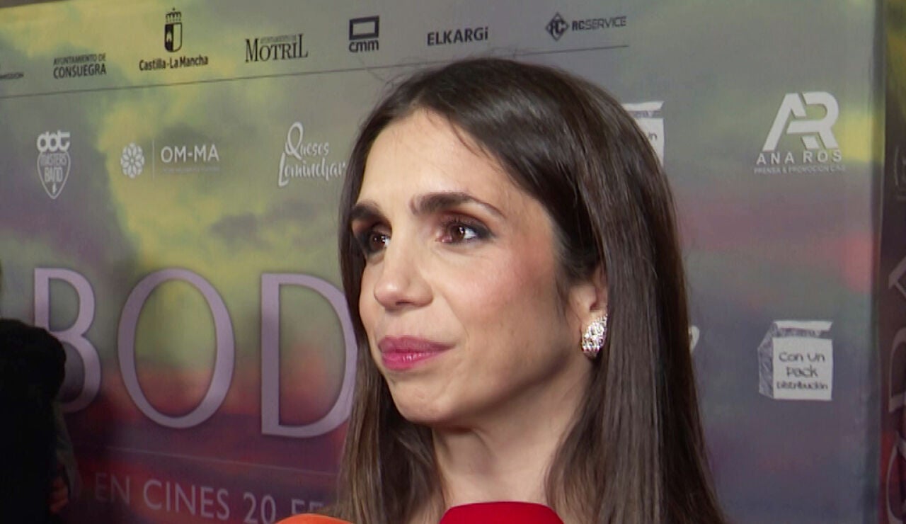 Elena Furiase atendiendo a los medios de comunicaci&oacute;n