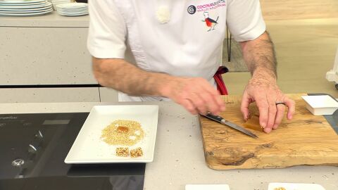 Corta el dulce de membrillo en dados pequeños y envuélvelos en las semillas de sésamo