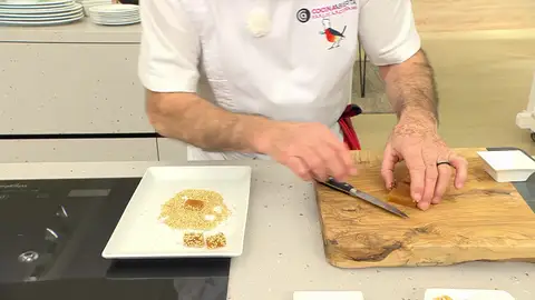 Corta el dulce de membrillo en dados pequeños y envuélvelos en las semillas de sésamo Corta el dulce de membrillo en dados pequeños y envuélvelos en las semillas de sésamo