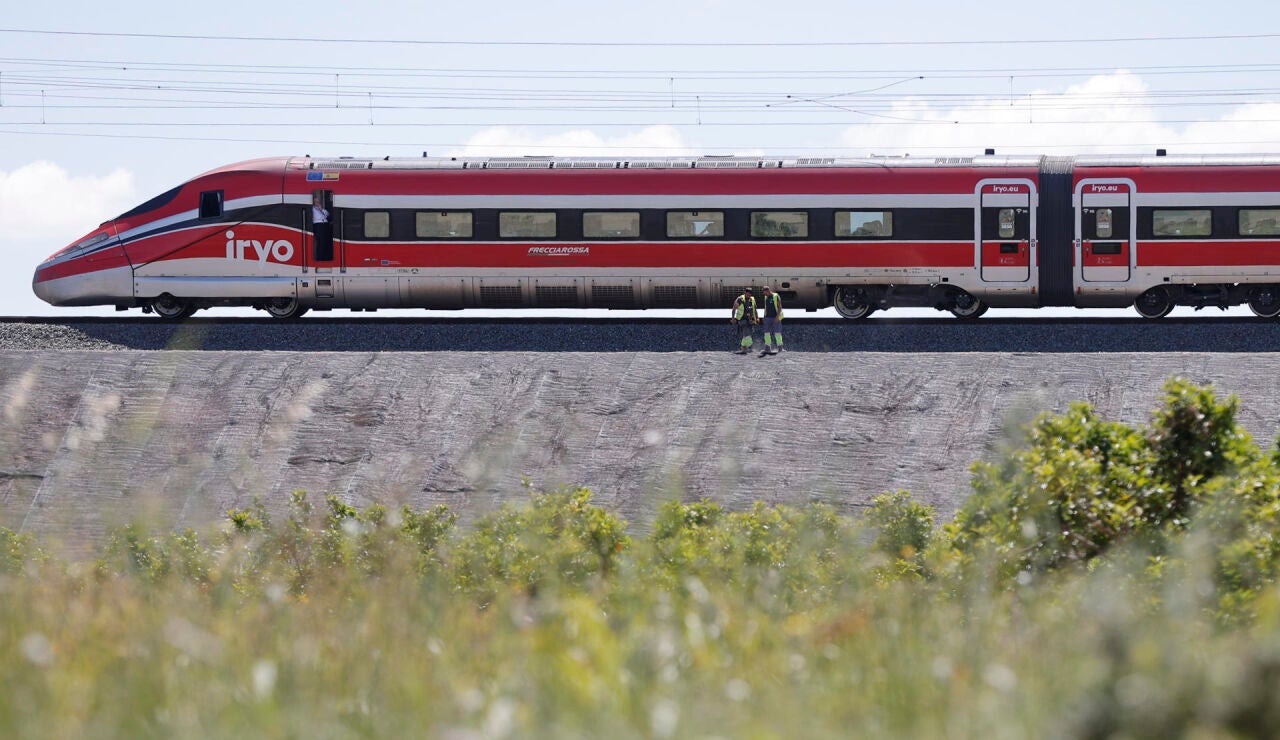 Imagen de archivo de un tren de Iryo circulando por una v&iacute;a de la Comunindad Valenciana