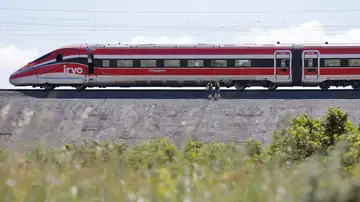 Imagen de archivo de un tren de Iryo circulando por una vía de la Comunindad Valenciana Imagen de archivo de un tren de Iryo circulando por una vía de la Comunindad Valenciana
