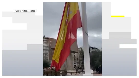 Bandera de España de Colón rompiéndose en pleno izado Bandera de España de Colón rompiéndose en pleno izado