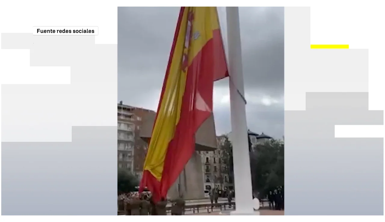 Bandera de España de Colón rompiéndose en pleno izado