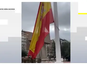 Bandera de España de Colón rompiéndose en pleno izado Bandera de España de Colón rompiéndose en pleno izado