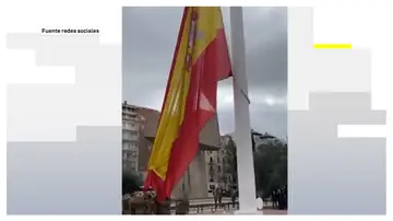 Bandera de España de Colón rompiéndose en pleno izado Bandera de España de Colón rompiéndose en pleno izado
