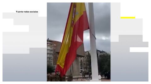 Bandera de Espa&ntilde;a de Col&oacute;n rompi&eacute;ndose en pleno izado