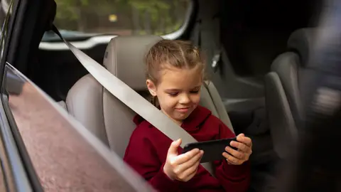Niña en la sillita del coche Niña en la sillita del coche