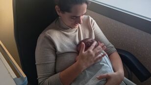 La madre junto a su beb&eacute;