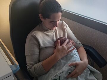 La madre junto a su beb&eacute;