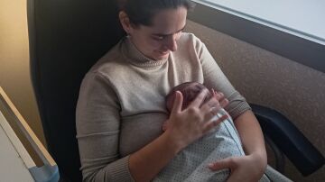 La madre junto a su beb&eacute;