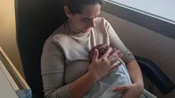 La madre junto a su bebé La madre junto a su bebé